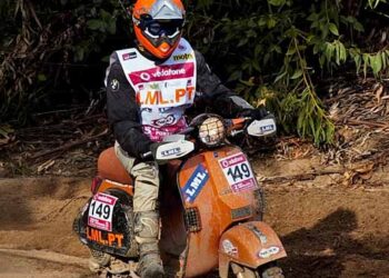 Marco Costa e a Vespa indiana na Baja Portalegre 500