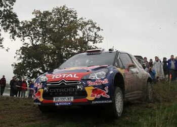 Despiste de Mikko Hirvonen deixa Sébastien Loeb mais perto do título