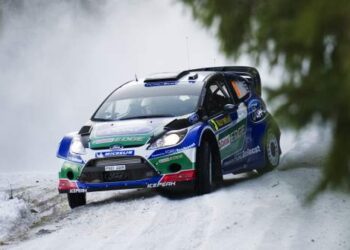 Jari-Matti Latvala salta para a liderança