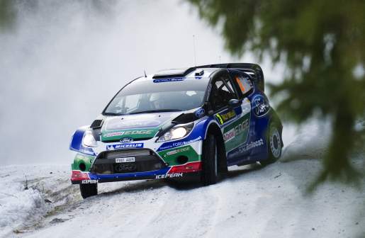 Jari-Matti Latvala salta para a liderança
