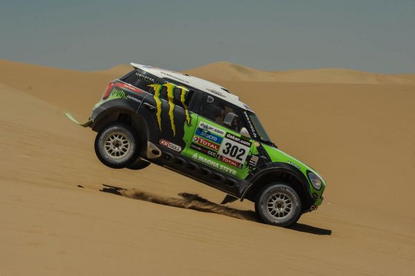 Stéphane Peterhansel isolado na liderança