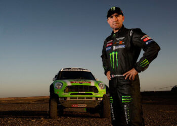 Stéphane Peterhansel de moto na Baja Itália