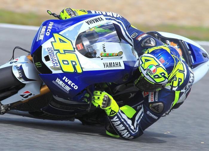 Valentino Rossi brinca com o estilo de Márquez: “Ei Marc, estou a fazer bem?”