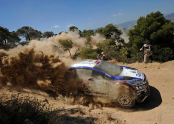 Evgeny Novikov lidera, Ogier, Hirvonen e Ostberg muito atrasados