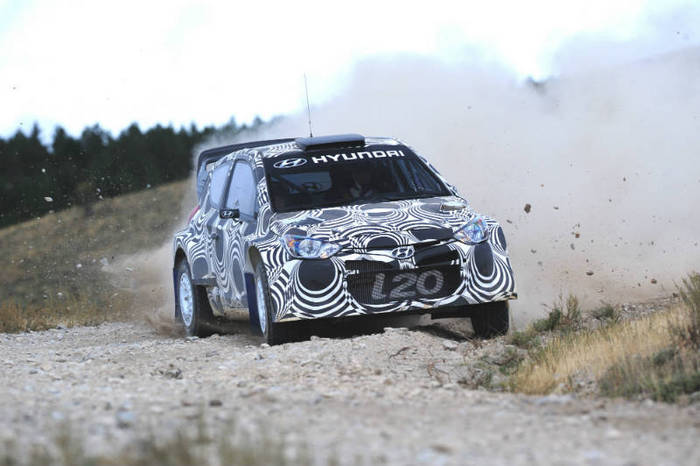 Hyundai testa i20 WRC na alta montanha