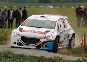 Peugeot 208 T16 e Citroën DS3 R5 atrasados