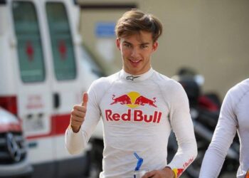 Gasly na frente de Vandoorne na GP2