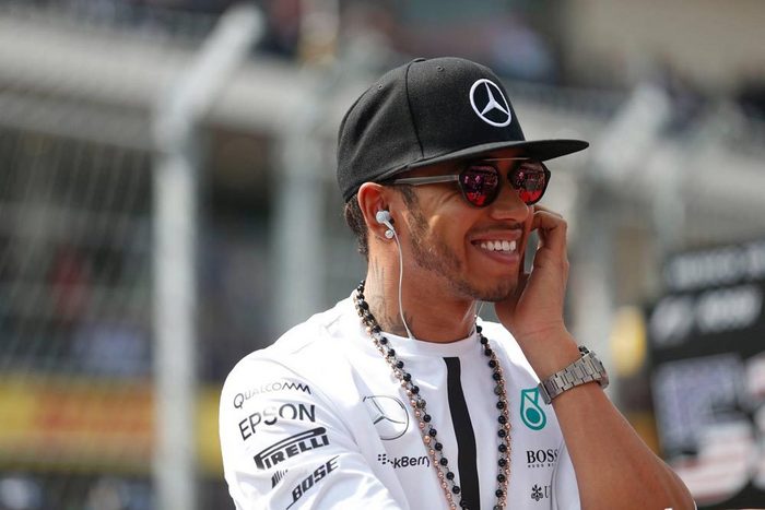 Lewis Hamilton adiou viagem mas vai correr no GP do Brasil de F1