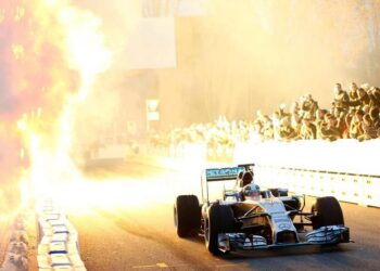 Ecclestone diz que luta pelo poder da Mercedes e Ferrari pode destruir a F1