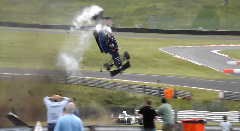 Espantoso acidente na F3 inglesa