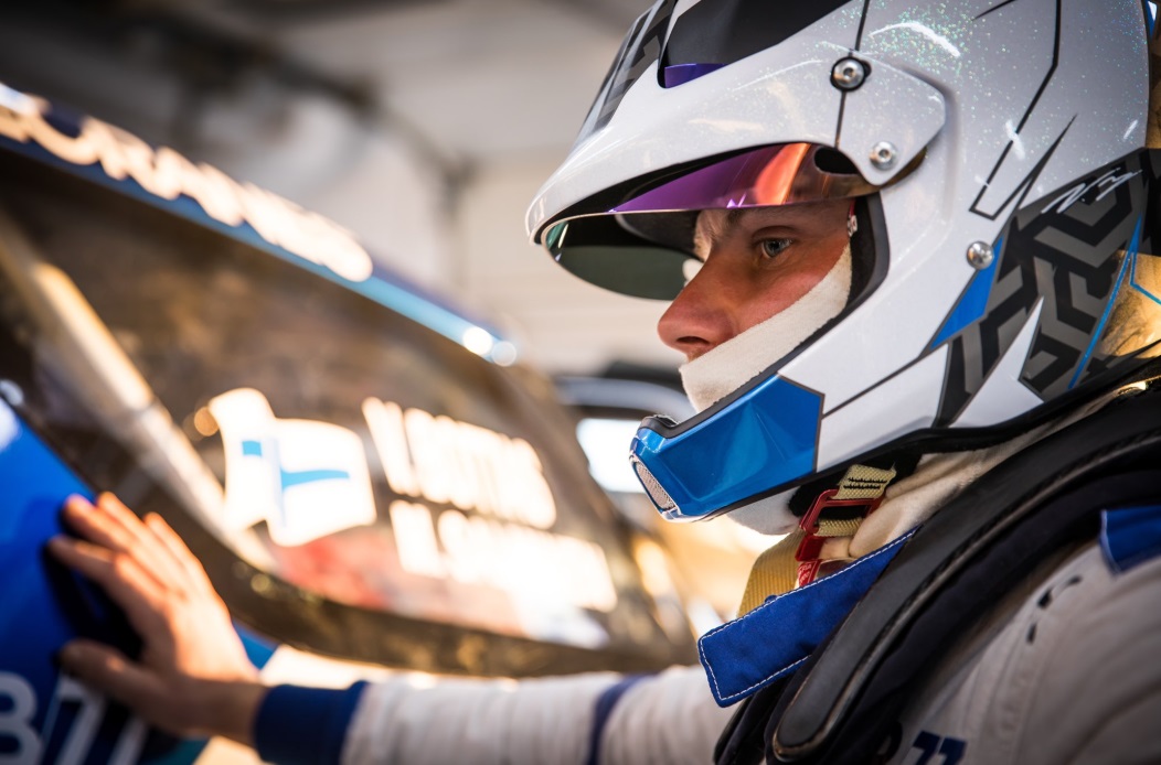 Valtteri Bottas volta ao volante de um carro de rali