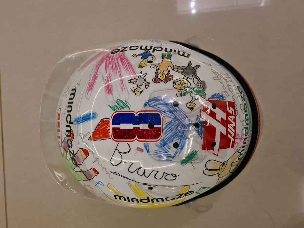 F1: Fora do GP Abu Dhabi, Romain Grosjean mostra capacete desenhado pelo filhos