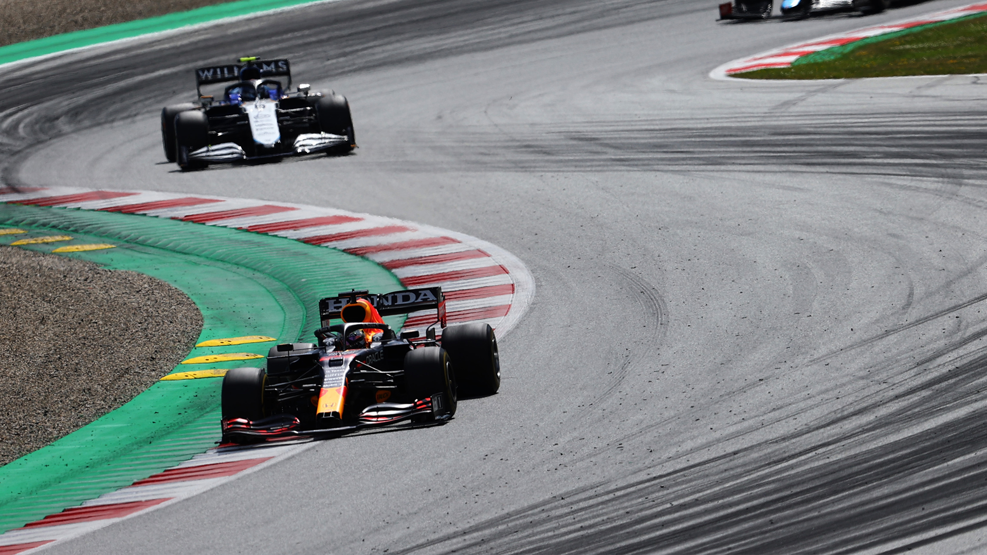 GP Estíria F1, 50 voltas: Verstappen continua líder