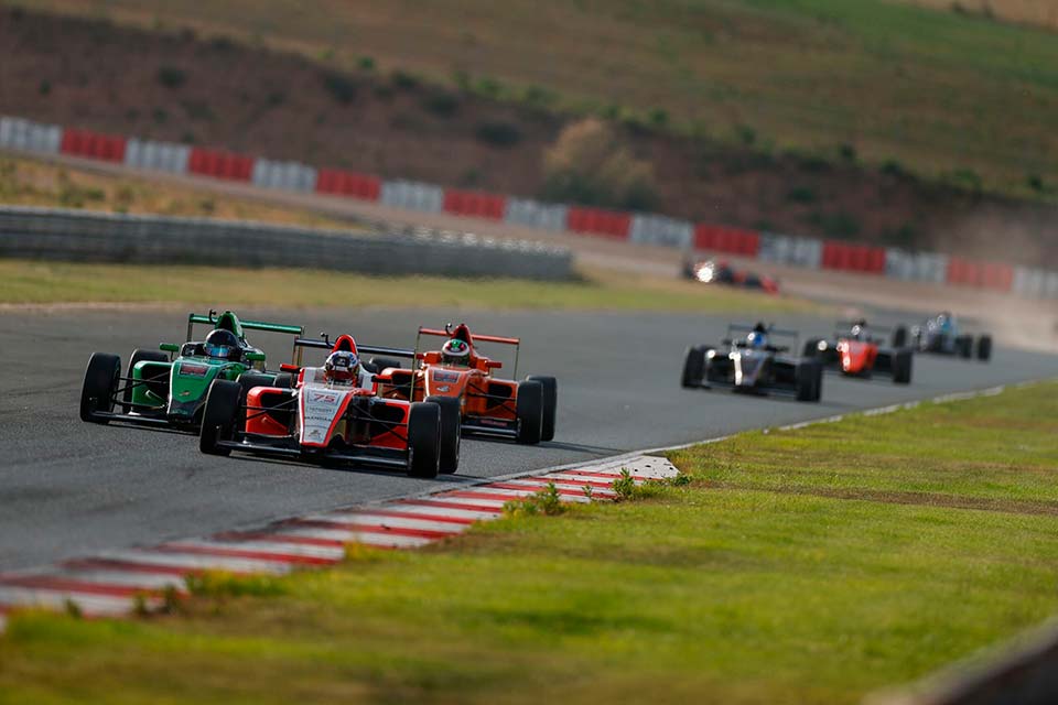 F4 Espanhola no AIA com dois portugueses em pista