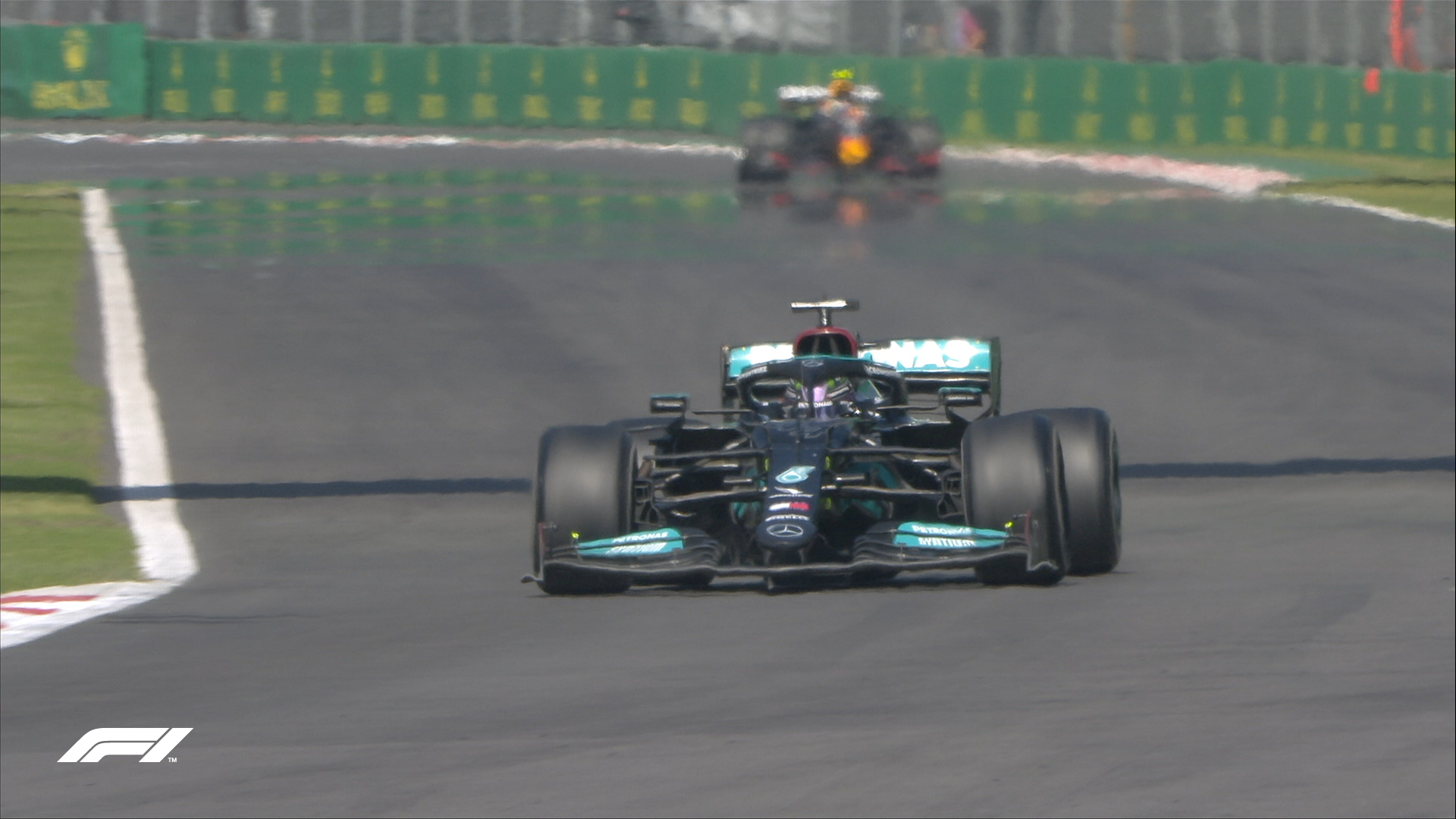 GP México, F1, 60 voltas: Verstappen lidera, Perez tenta ultrapassar Hamilton
