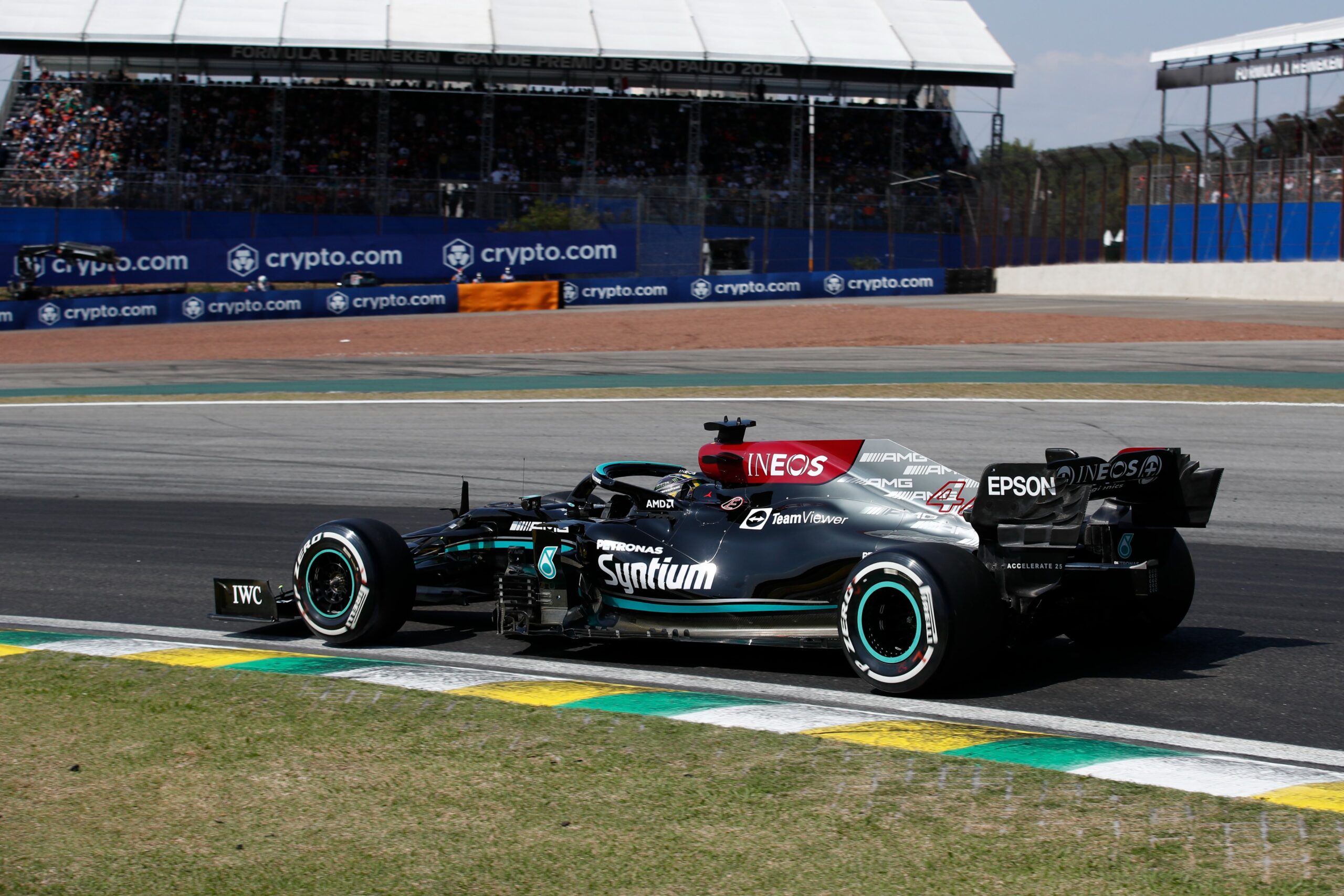 GP Brasil F1, volta 60: Lewis Hamilton passa para a frente da corrida