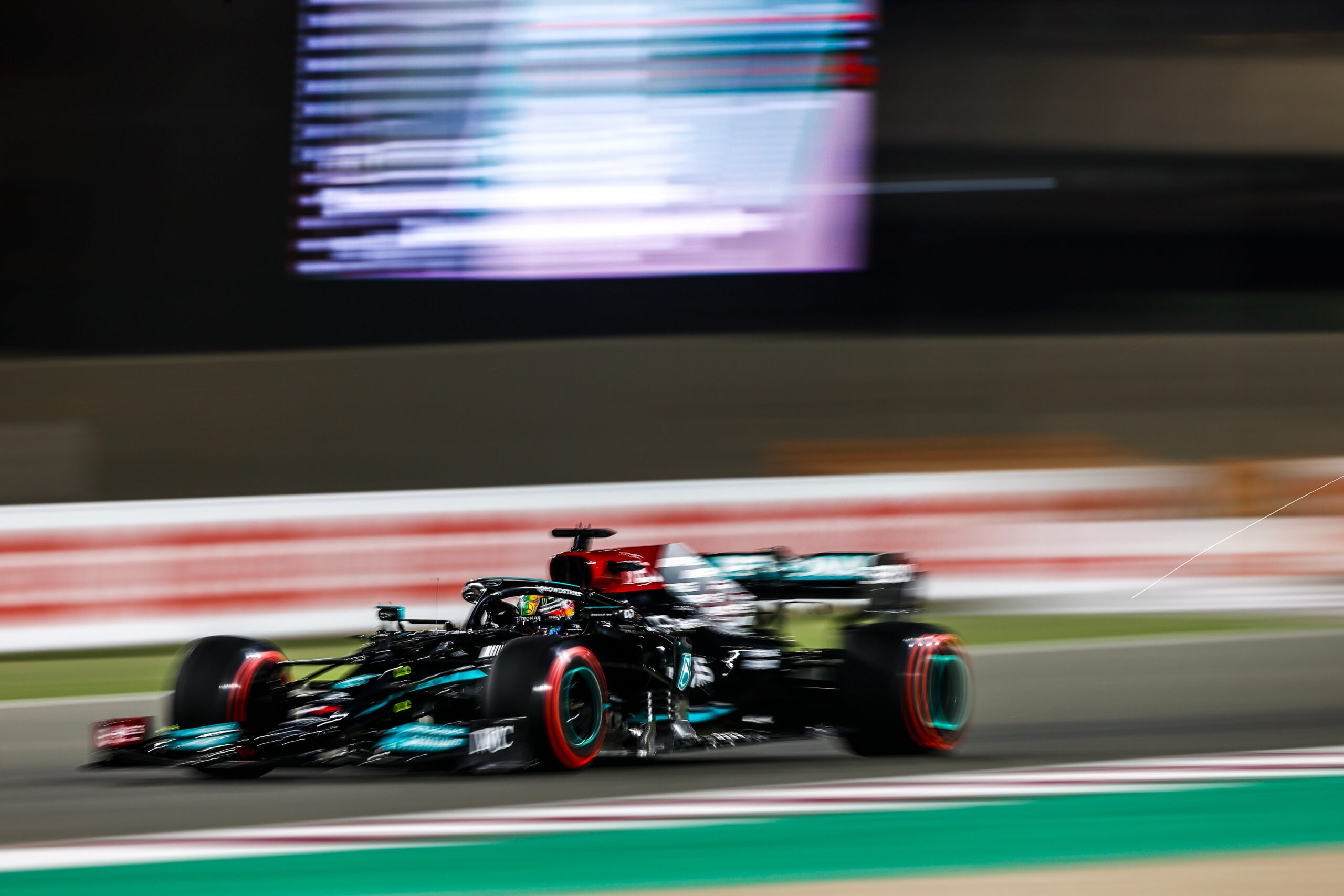 GP do Qatar F1: Hamilton carimba segunda vitória consecutiva, Alonso regressa aos pódios