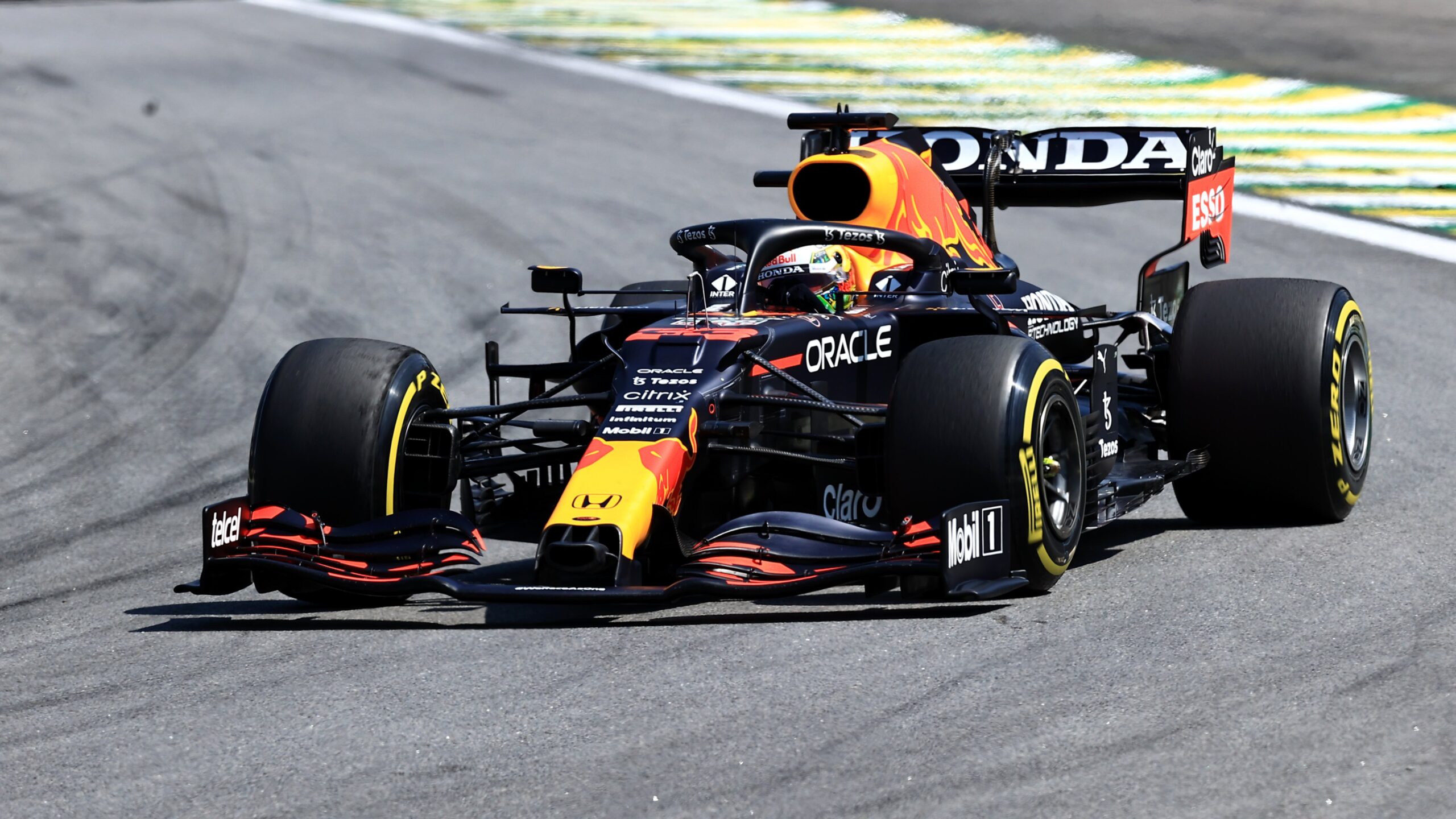 GP Brasil F1, volta 40: Max Verstappen segura Lewis Hamilton