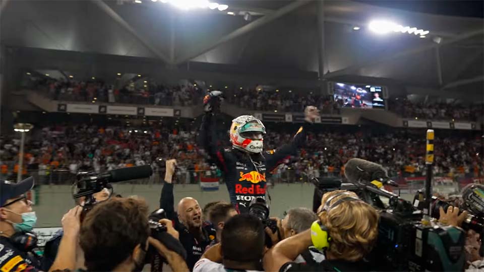 A festa depois do triunfo de Max Verstappen no GP de Abu Dhabi de F1 (vídeo)