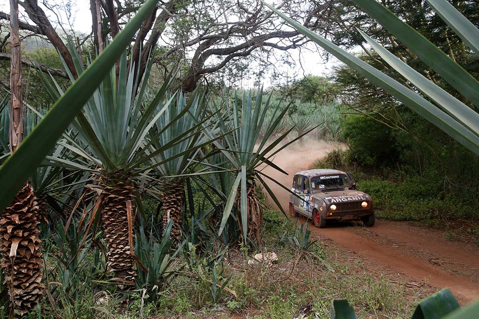 Aventura no Safari Classic Rally bem sucedida: Renault 4L resistiu a tudo