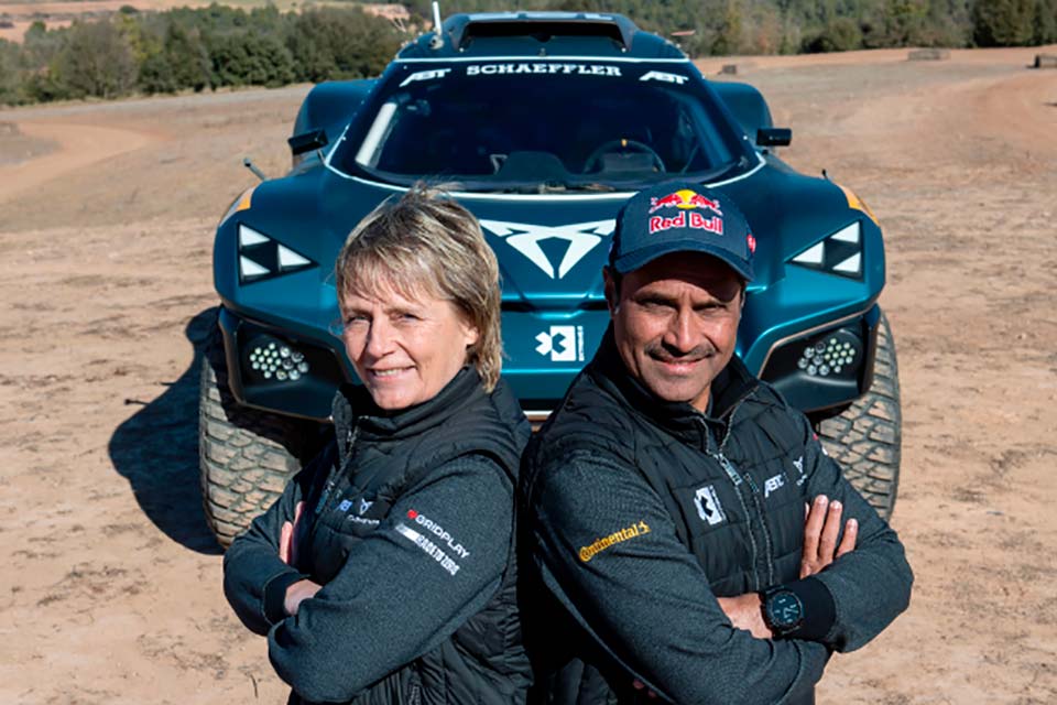 Jutta Kleinschmidt e Nasser Al-Attiyah com a ABT CUPRA XE no Extreme E