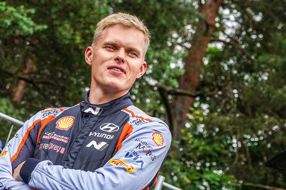 WRC, Rali da Estónia: Ott Tänak penalizado, ‘esqueceu-se’ de rodar em modo elétrico