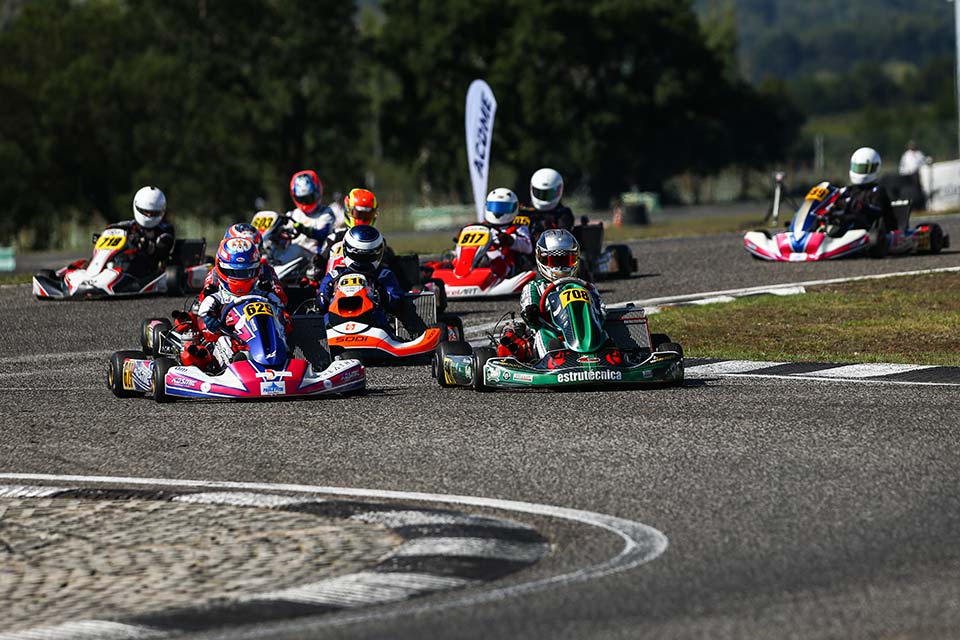 Escola de Karting do Oeste terá cinco pilotos no Campeonato Nacional de  Karting