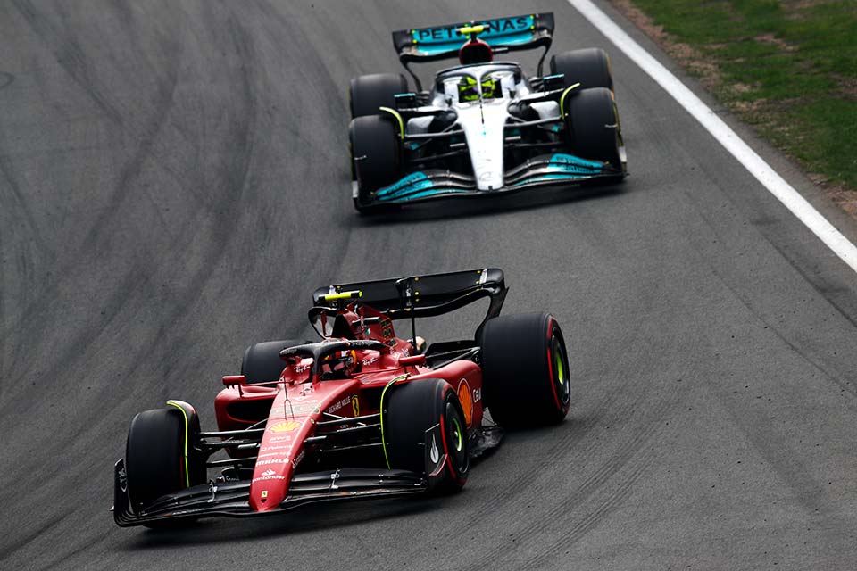 F1: Ferrari e Mercedes param desenvolvimento