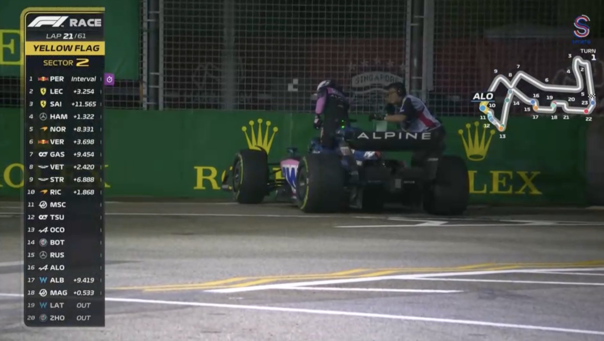 GP de Singapura F1: Fernando Alonso parado em pista