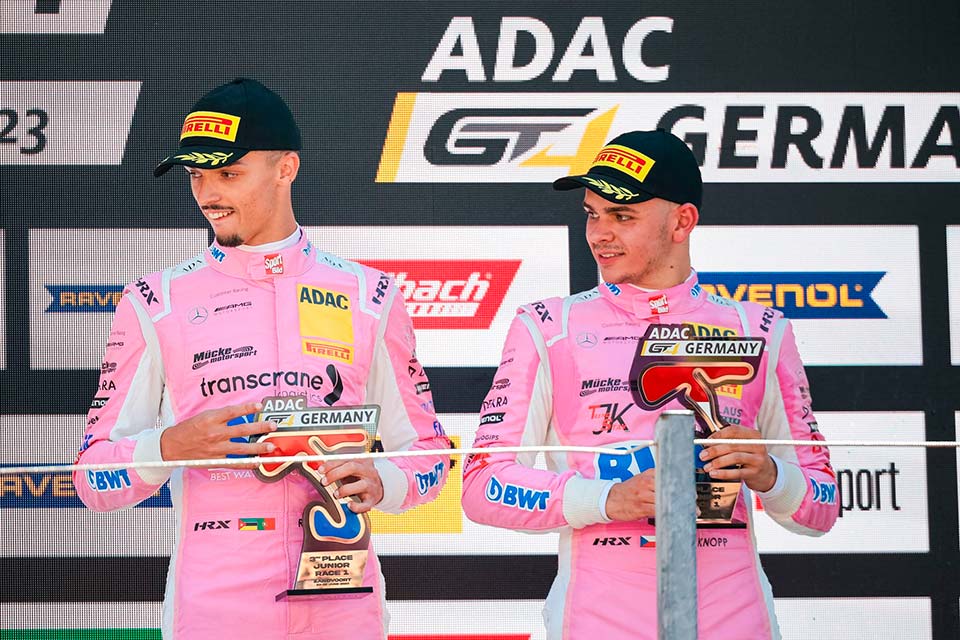 Rodrigo Almeida no pódio na categoria júnior do DTM ADAC GT4
