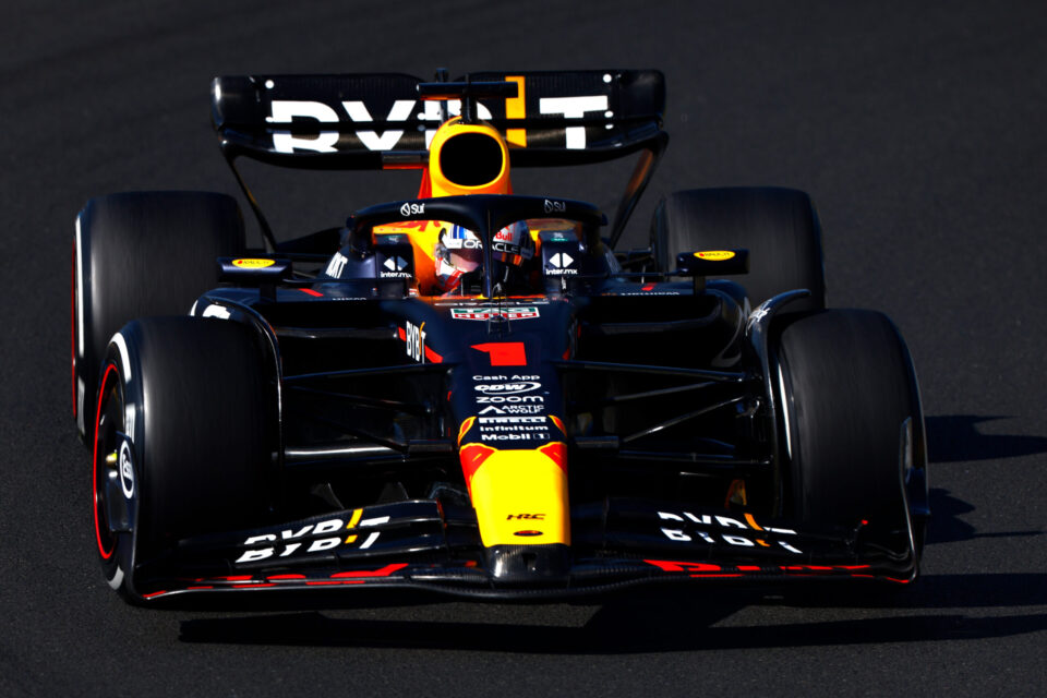 E agora para algo completamente novo: Carlos Sainz vence GP de