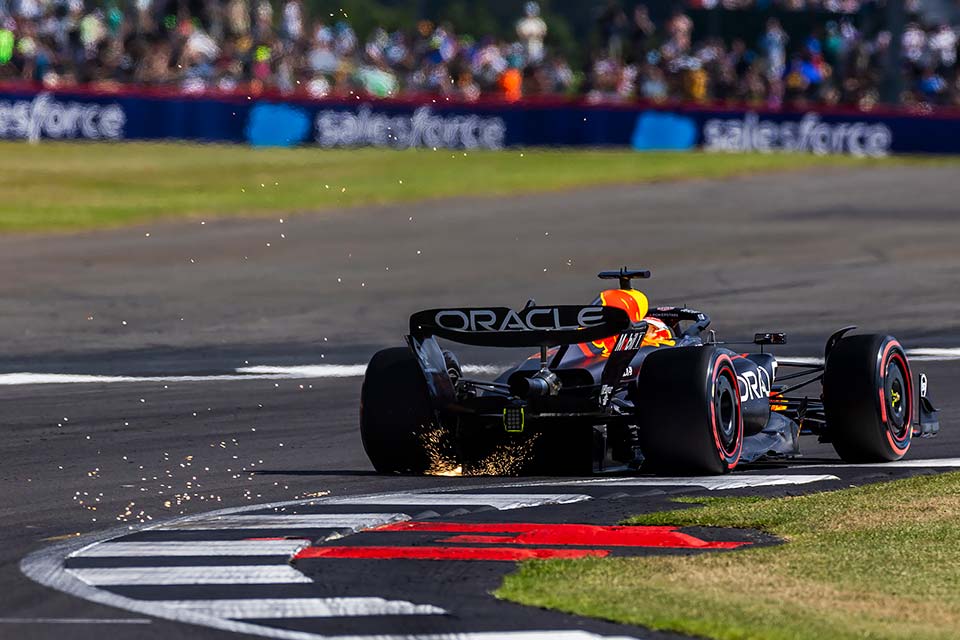 GP da Grã-Bretanha de F1: Red Bull na frente, mas Ferrari não está longe