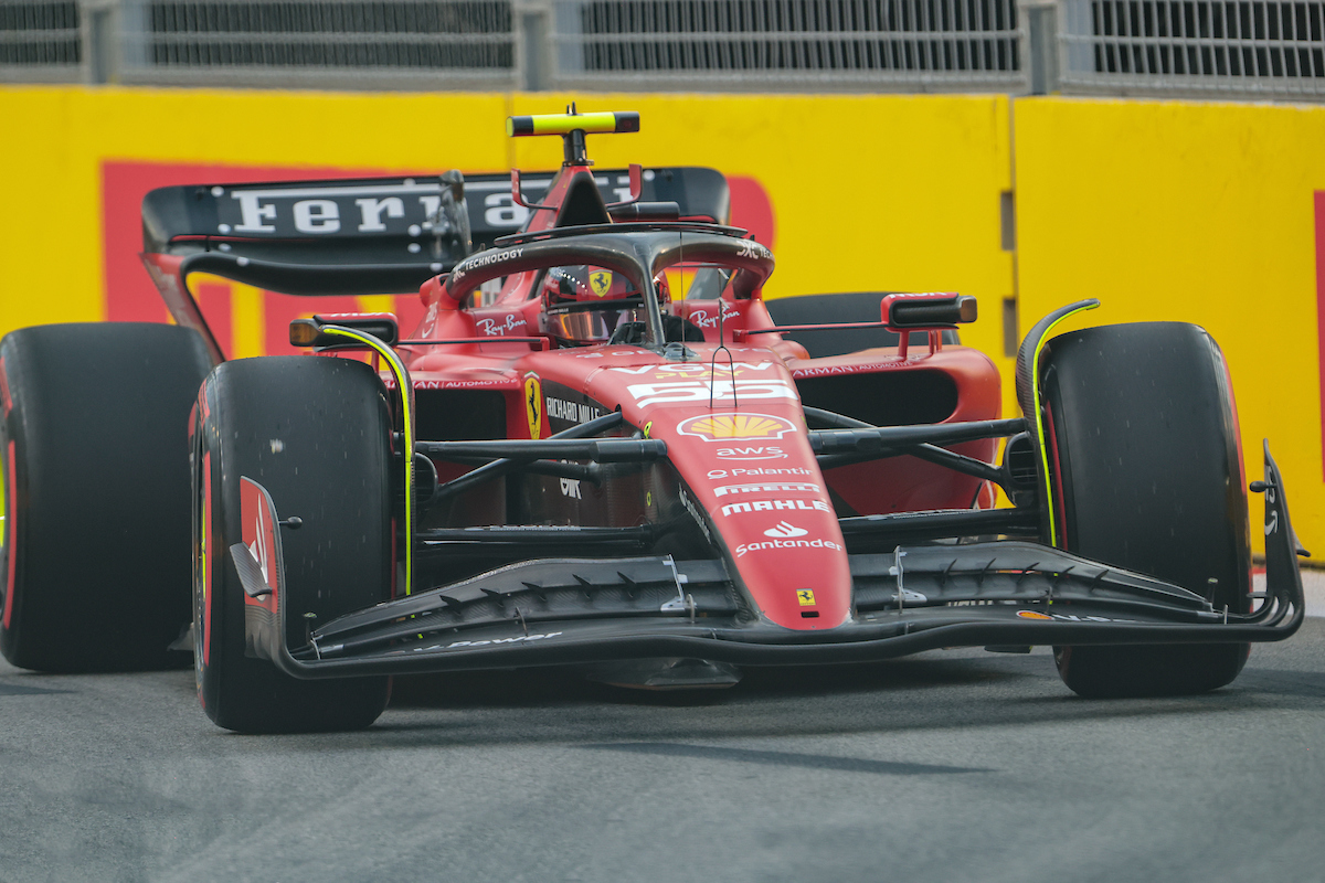 Sainz supera Leclerc e lidera segundo treino da F1 em Singapura