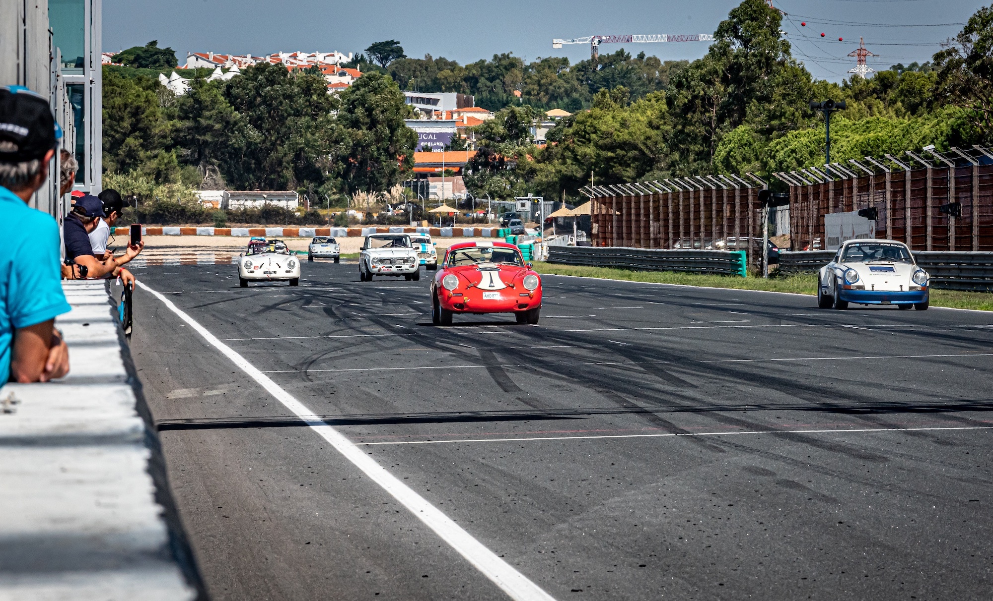 Carros de corrida antigos cruzam Grand Prix Historique em Mônaco