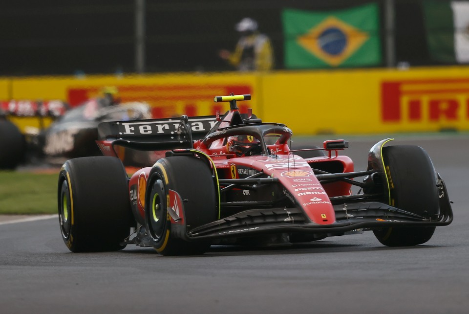 Sainz lidera e Ferrari se destaca no 1º treino do GP de São Paulo