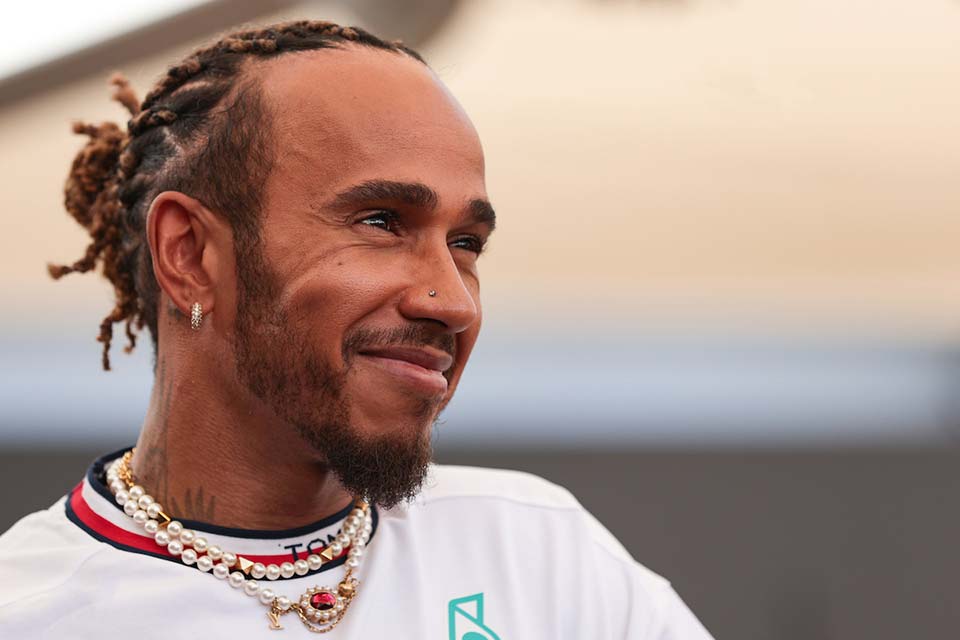 F1: Puedes comprar el mono con el que Lewis Hamilton ganó la primera carrera… pero te saldrá caro