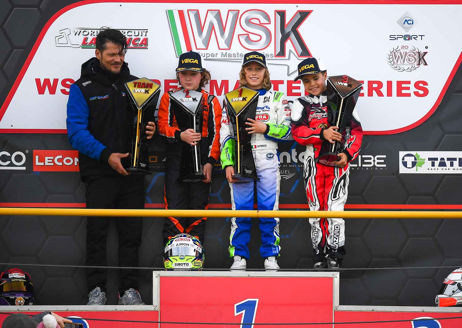 Xavier Lázaro no pódio na abertura da WSK Super Master Series