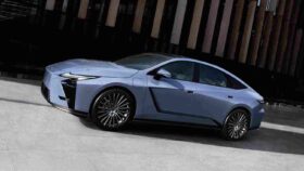 Lexus ES é elétrico pela primeira vez thumbnail