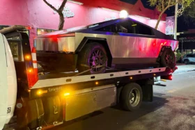 Acidente com ligeiro leva Cybertruck para a sucata