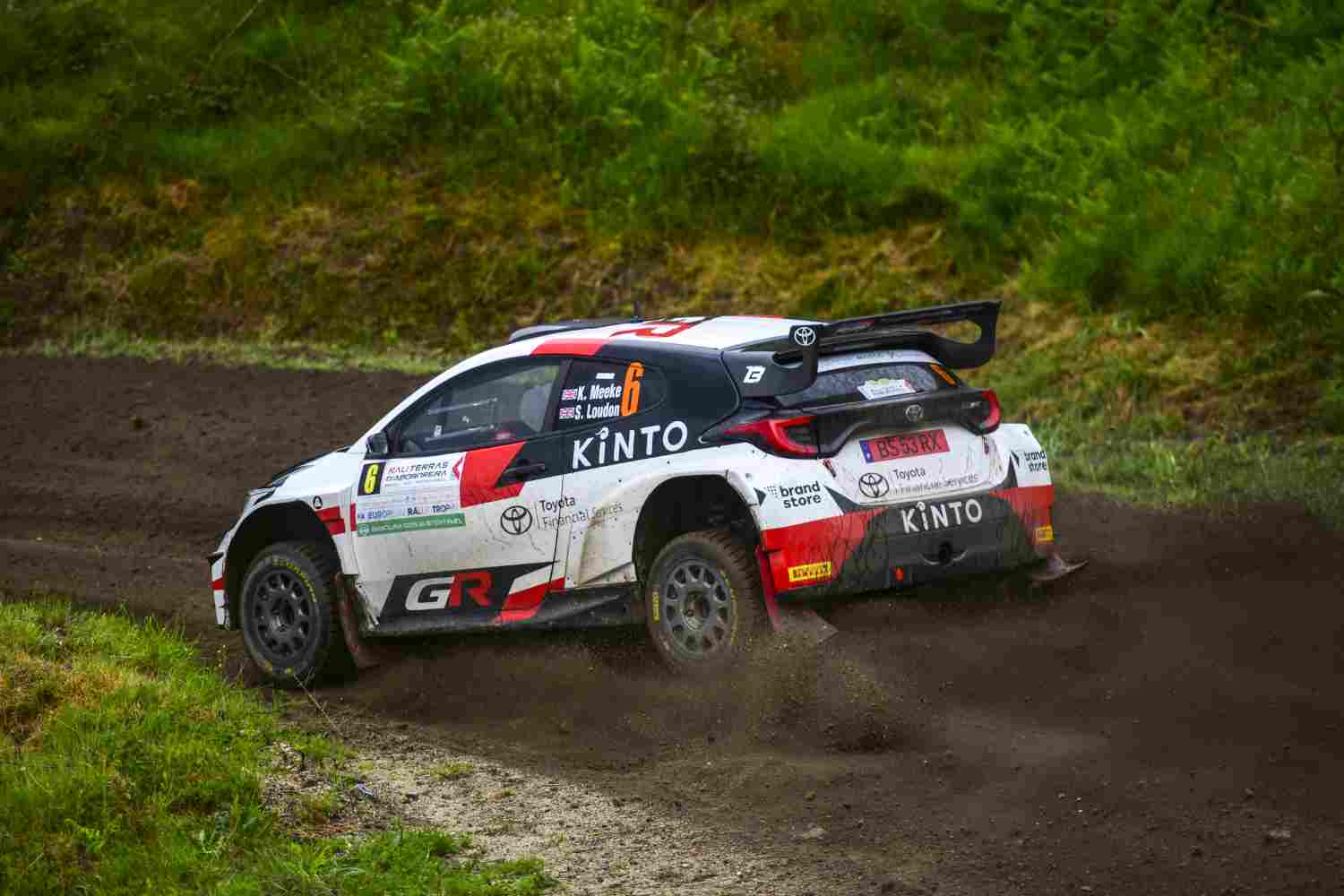 CPR Rali Terras d’Aboboreira/PEC4: Kris Meeke alarga margem para Dani Sordo