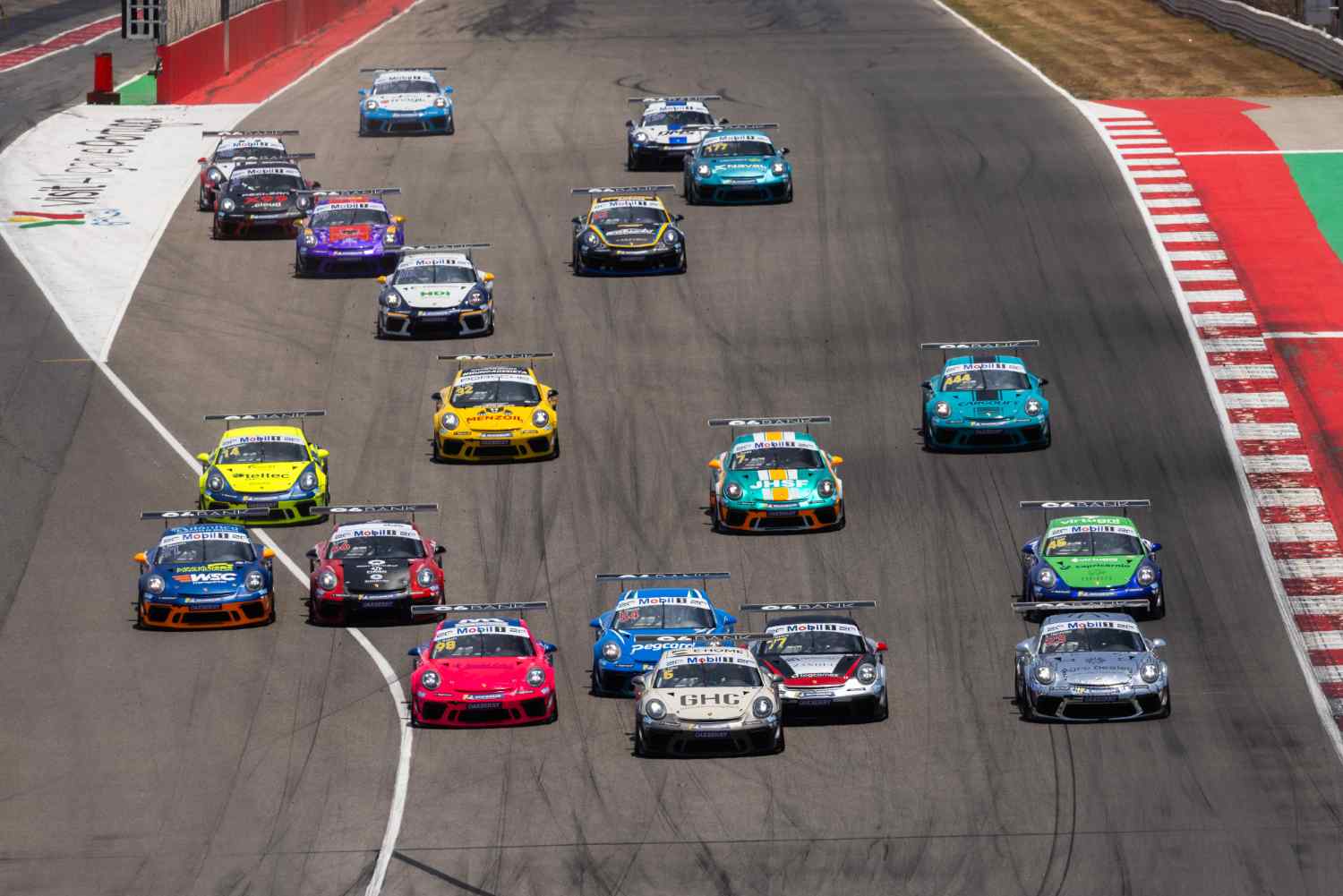 Porsche Cup Brasil: De carro reserva, Miguel Mariotti vence de fio a pavio no Algarve