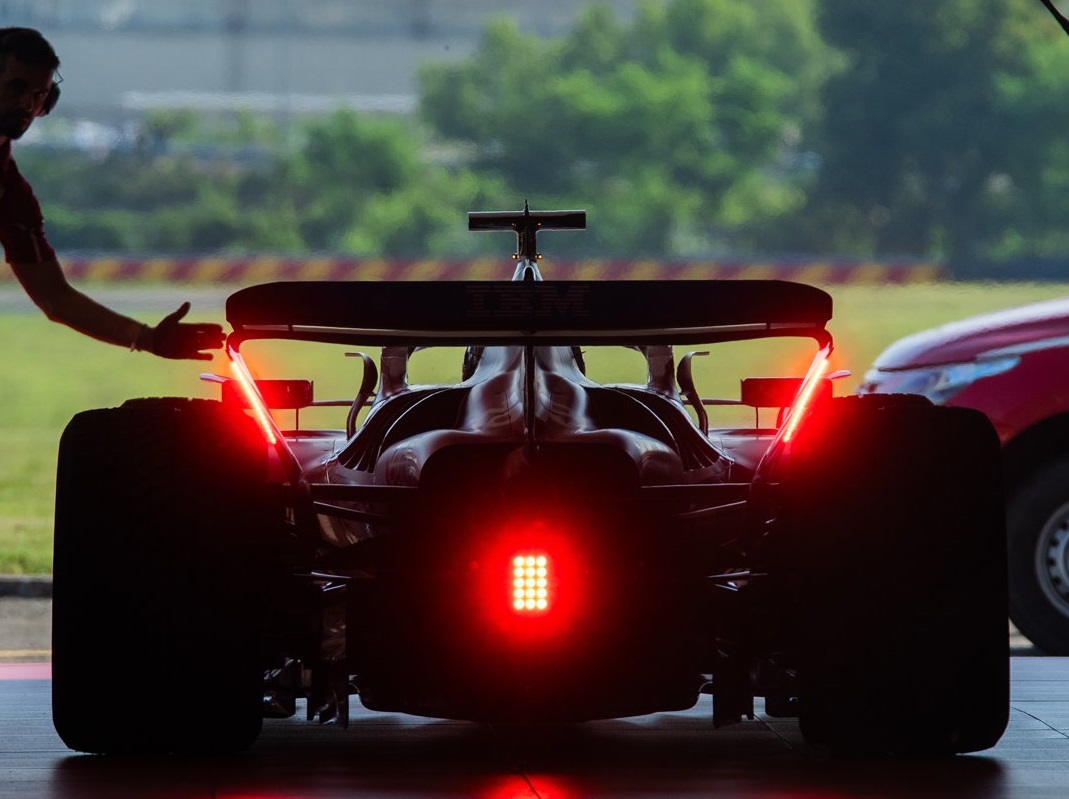 F1: Guanyu Zhou e Charles Leclerc em teste com a Pirelli