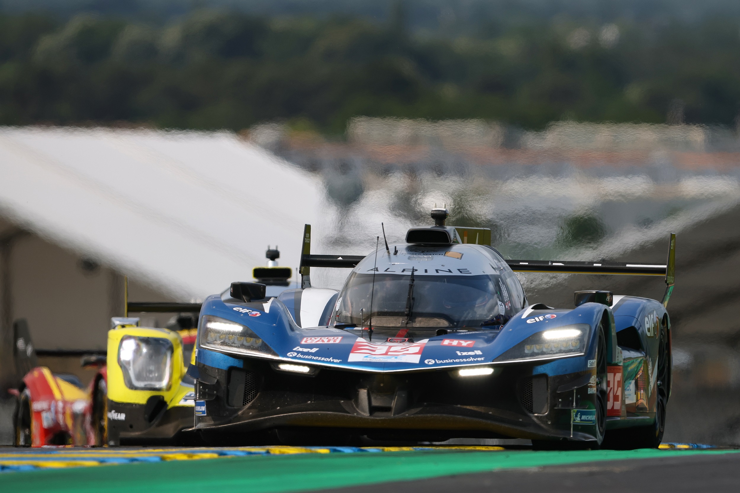 24h Le Mans: O ambiente na box da Alpine antes das 24h de Le Mans (vídeo)