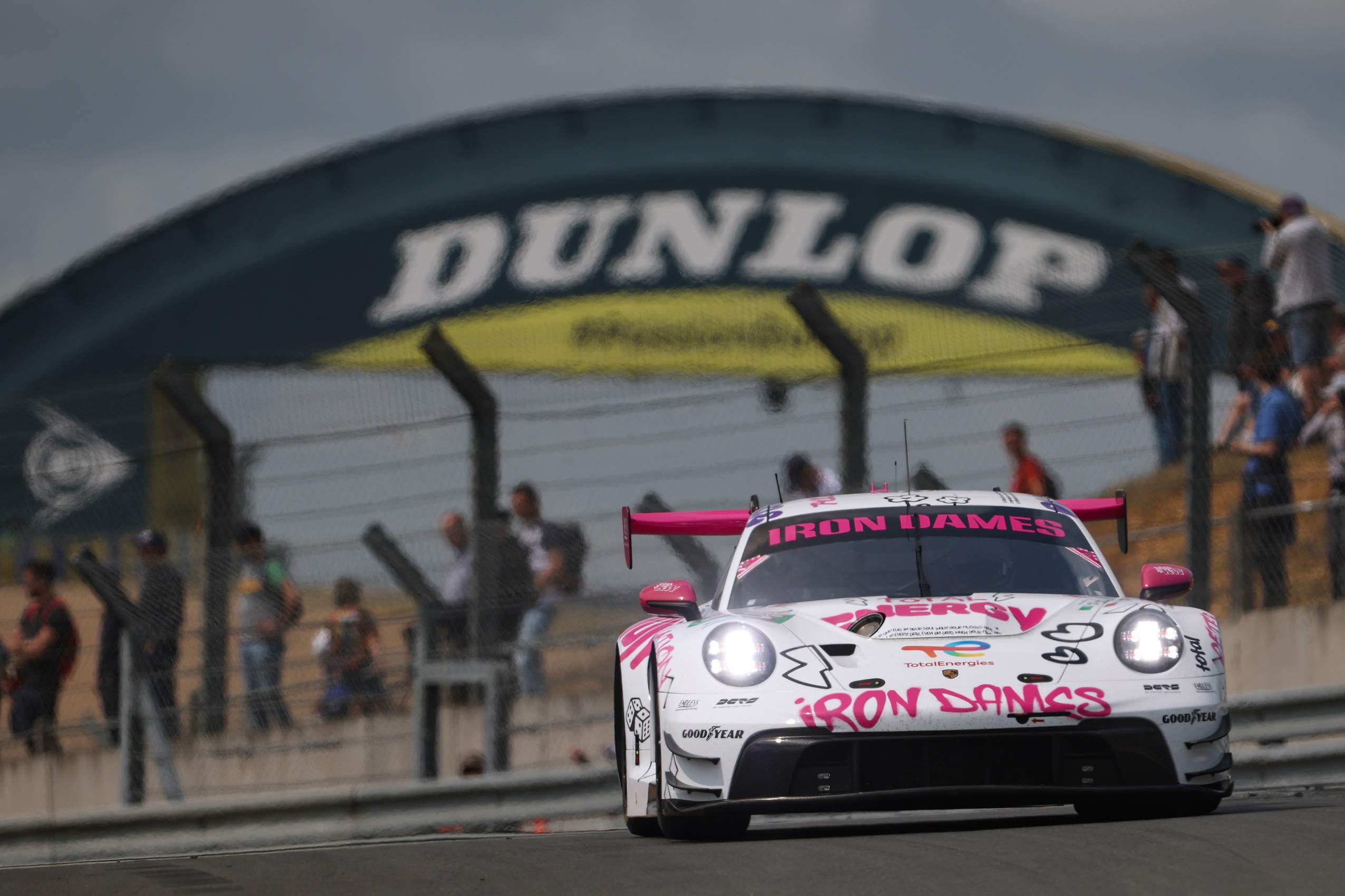 24h Le Mans: Sarah Bovy assume o lugar da lesionada de uma emocionada Michelle Gatting (vídeo)