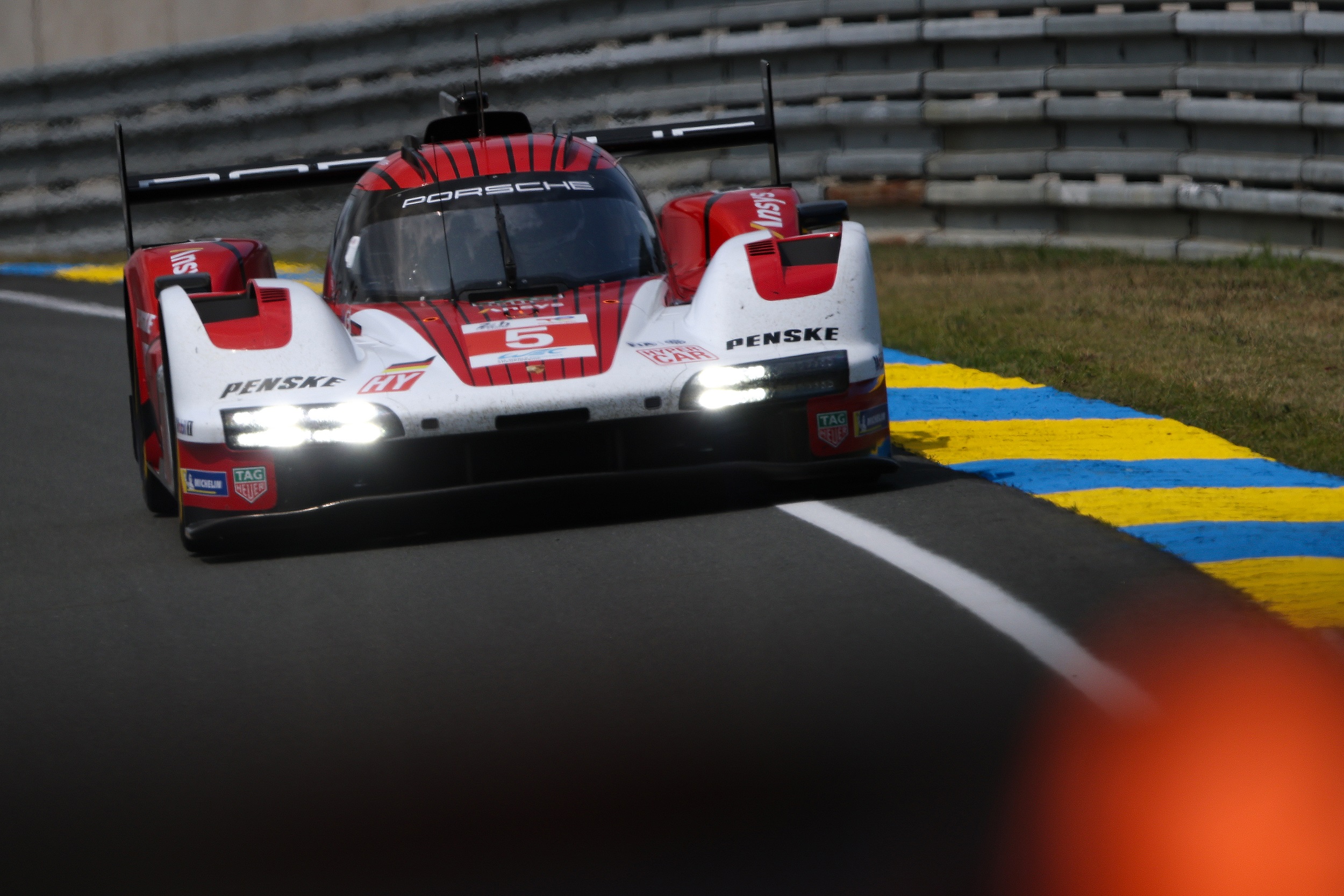 24h le Mans: Porsche termina primeira hora na frente