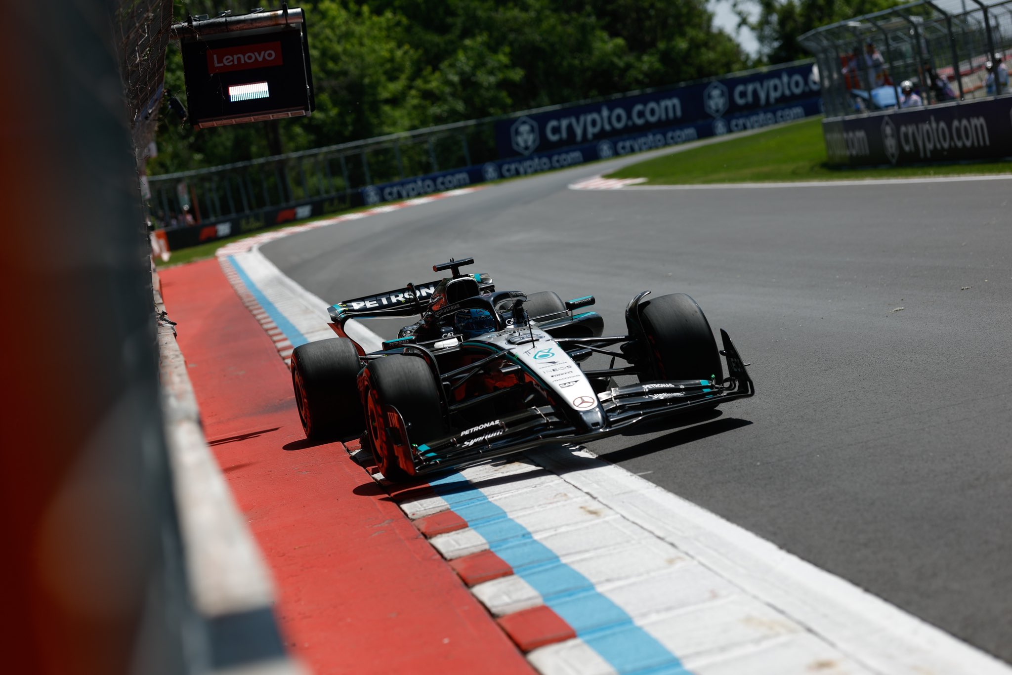 GP do Canadá F1: George Russell lidera a meio da corrida