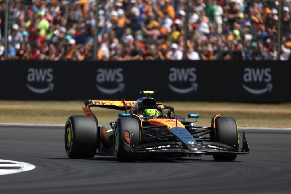GP Grã-Bretanha F1: Norris lidera TL2 em Silverstone, luta McLaren/Ferrari
