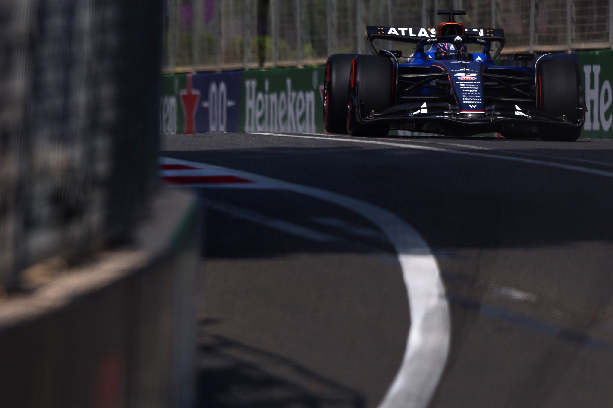 GP Azerbaijão F1, Q1: Três bandeiras vermelhas, Alpine e Albon eliminados