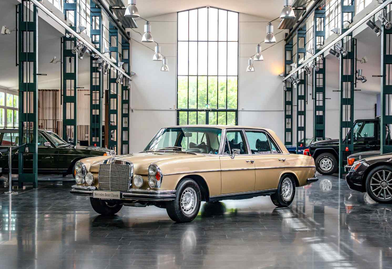 Mercedes 108/109 comemoram 60 anos thumbnail