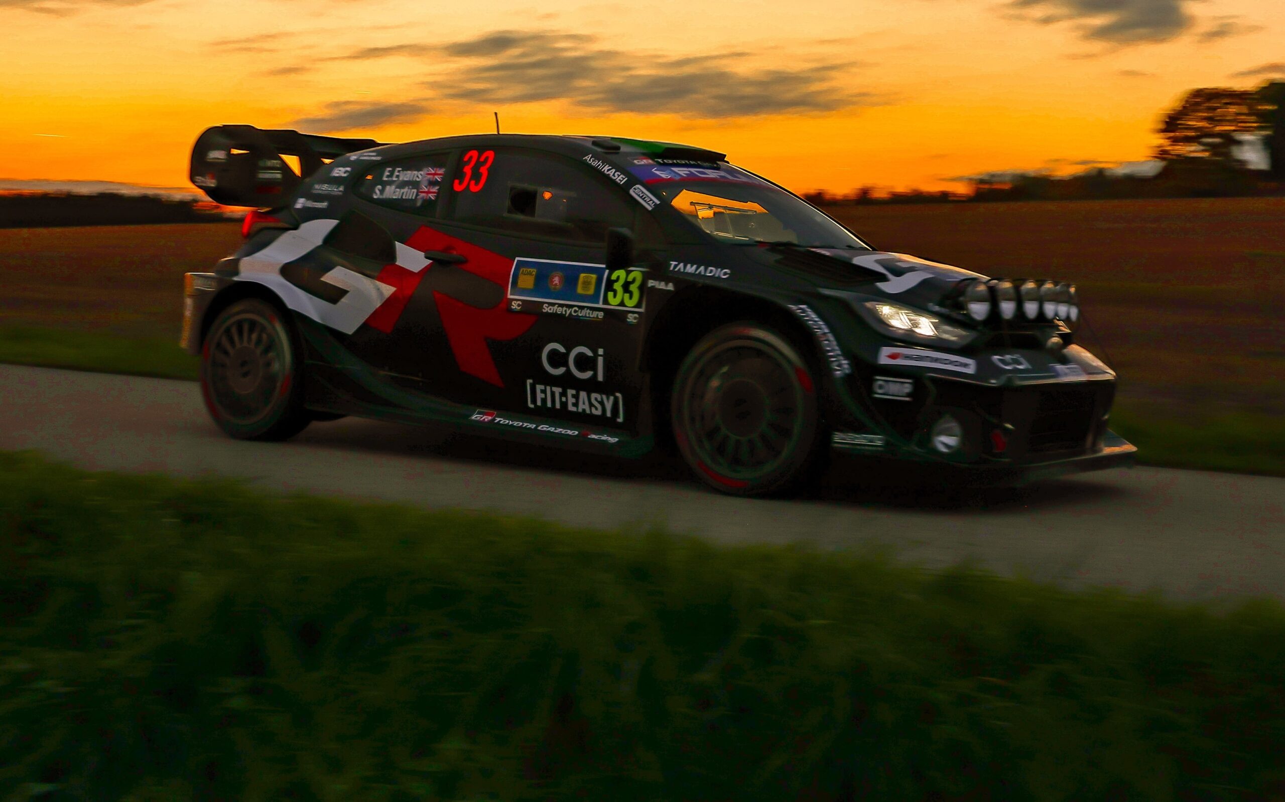 WRC, Rali da Europa Central/PEC8: Evans vence, Ogier aguenta-se na liderança